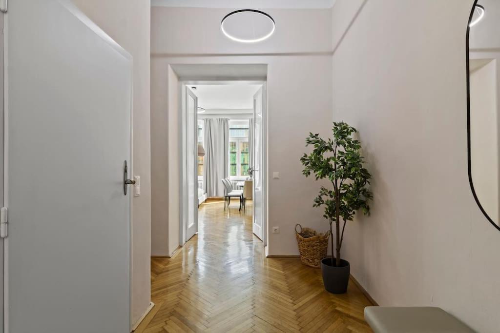 At Belvedere, Location Close To U1 Appartement