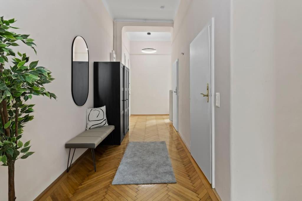 Appartement At Belvedere, Location Close To U1 *
