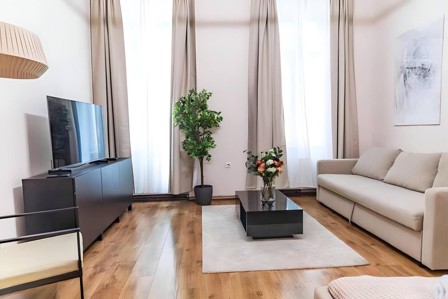 Appartement At Belvedere, Location Close To U1
