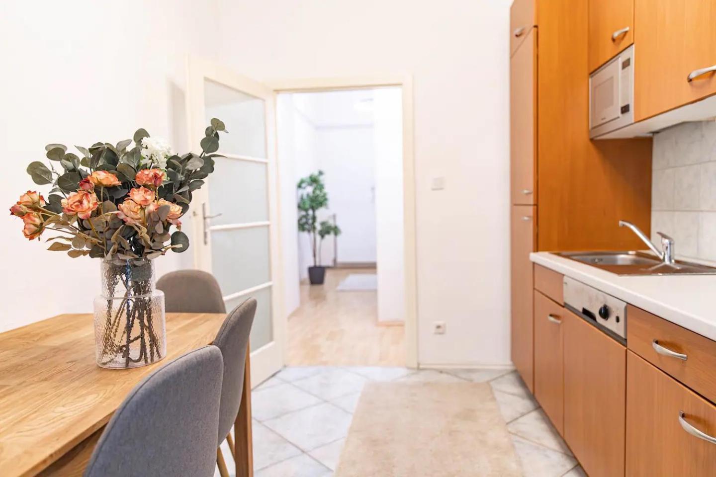 Appartement At Belvedere, Location Close To U1 *